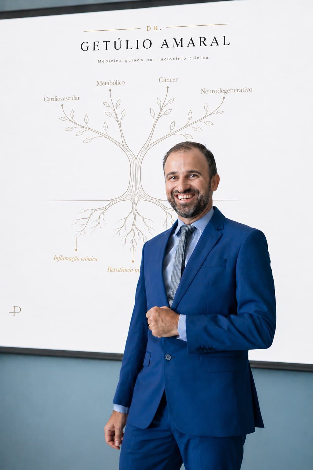 Dr. Getúlio Amaral Filho durante palestra — slide com diagrama da árvore das doenças crônicas (cardiovasculares, câncer, neurodegenerativas, metabólicas)